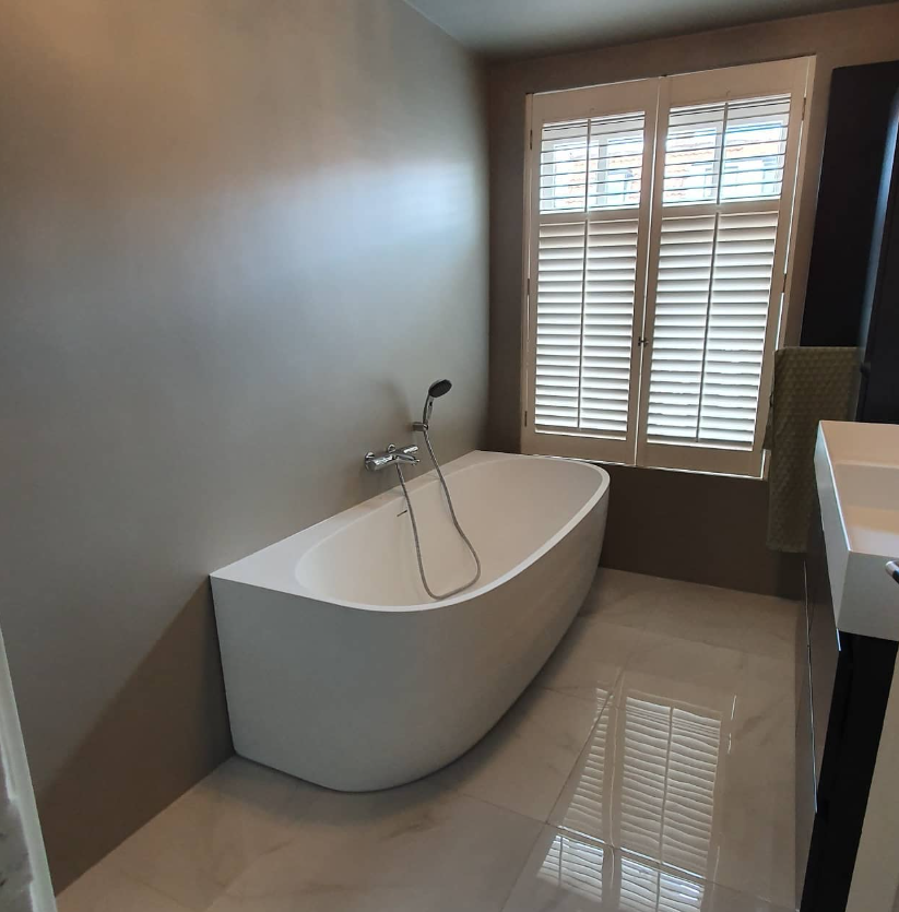 TWNS badkamer met vrijstaand bad en shutters