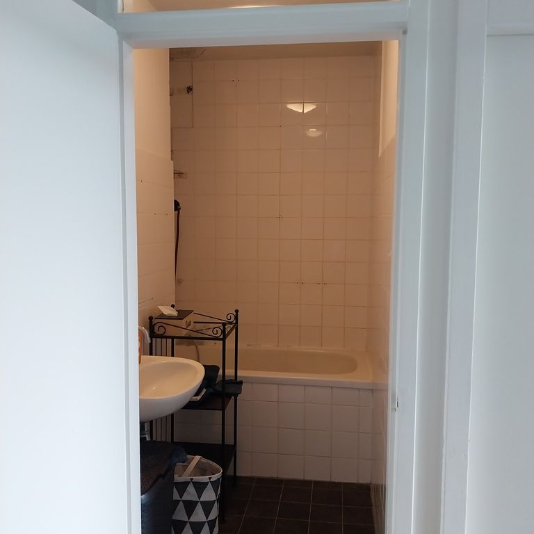 Badkamer voor renovatie met oud bad