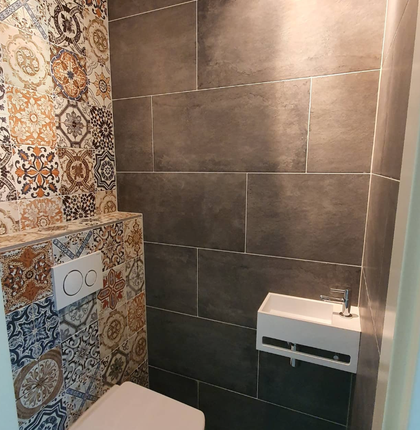 Toilet met patroontegels